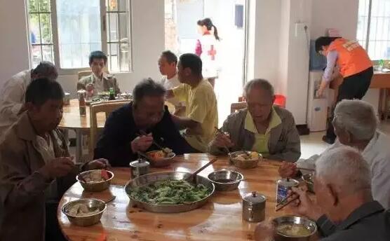 他自建”開心食堂“，為6個鄰村的老人免費供飯！